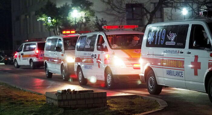 Aereo di linea in fiamme ad aeroporto di Tokyo