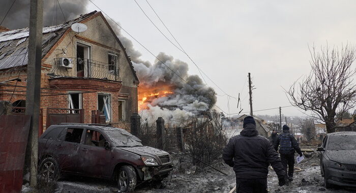 Attacchi russi su Kiev e Kharkiv, 2 morti, decine feriti