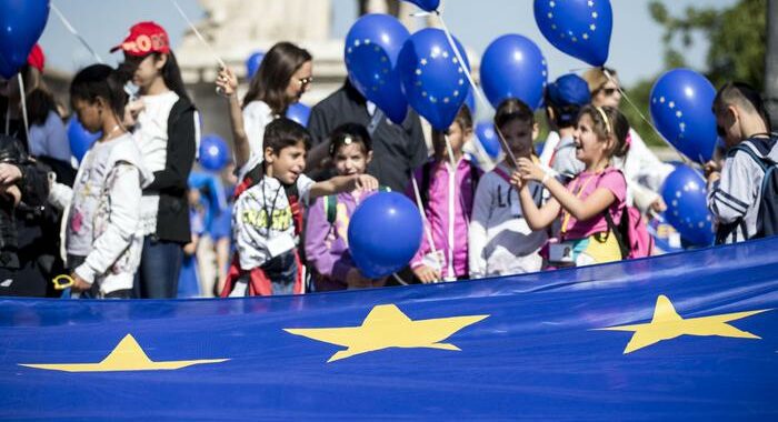 Bene le condizioni di vita in Ue, gli italiani votano 7