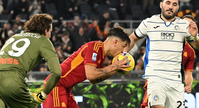 Calcio: Roma, scintille tra Dybala e Koopmeiners dopo il rigore