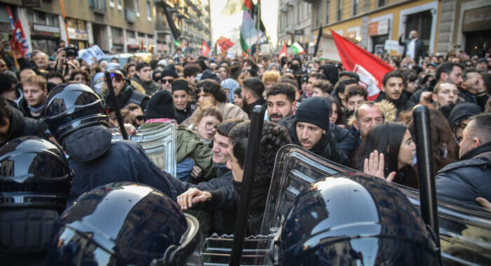 Carabiniere a manifestante, ‘Mattarella non è mio presidente’