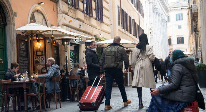 Confesercenti, boom di spesa dei turisti in bar e ristoranti