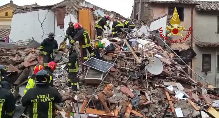 Crolla palazzina vicino Roma, tra le ipotesi la fuga di gas