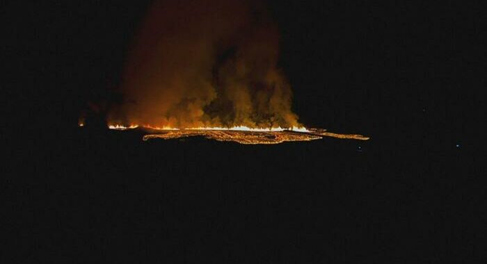 Eruzione in Islanda, lava verso case ma vite non a rischio