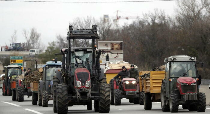 Francia: auto travolge blocco agricoltori, morta una donna