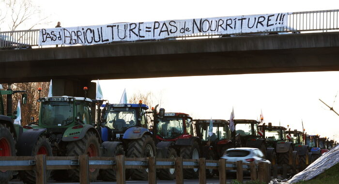 Francia: continua protesta di parte degli agricoltori