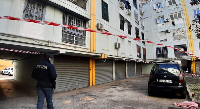 Killer entrano in casa, lui scappa ma cade dal balcone e muore