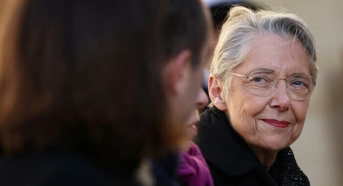 La premier francese Elisabeth Borne si è dimessa