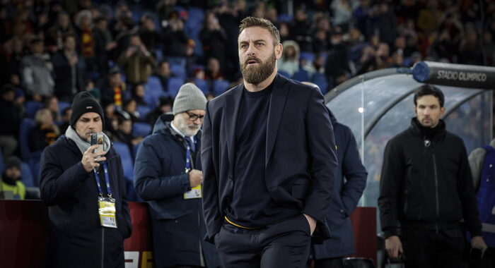 La Roma batte il Verona 2-1 nella ‘prima’ di De Rossi