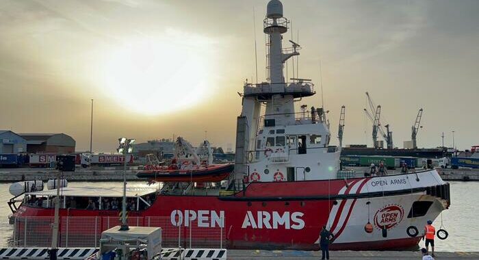 Migranti, fermo amministrativo per la Open Arms a Crotone