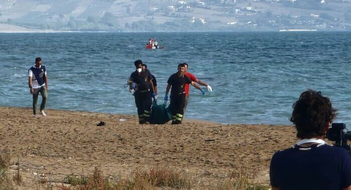 Migranti: sbarco nell’agrigentino, recuperato un cadavere