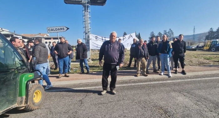 Nuova protesta dei trattori davanti al casello di Orte