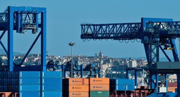 Operaio muore schiacciato da container in Porto a Cagliari