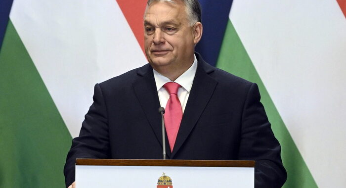 Orban, aiuti a Kiev solo su base annuale e fuori bilancio