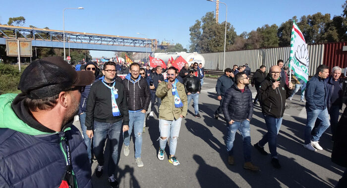 Protesta l’indotto ex Ilva, corteo e blocchi stradali