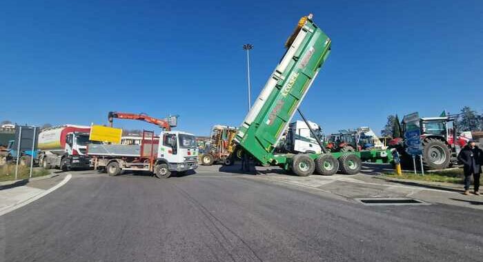 Protesta trattori a Orte, occupata rotatoria fuori dal casello