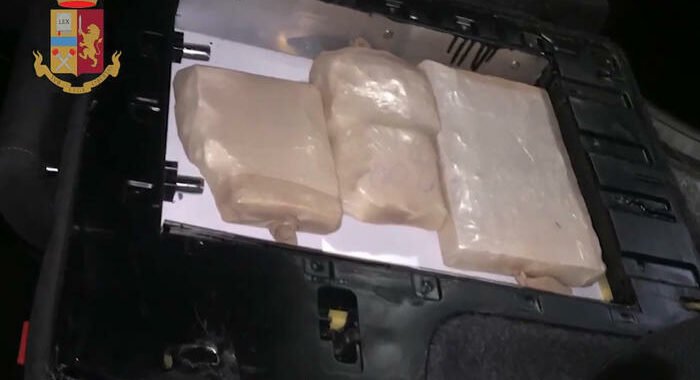 Quasi 6 quintali di hashish in un box, 2 arrestati nel Milanese