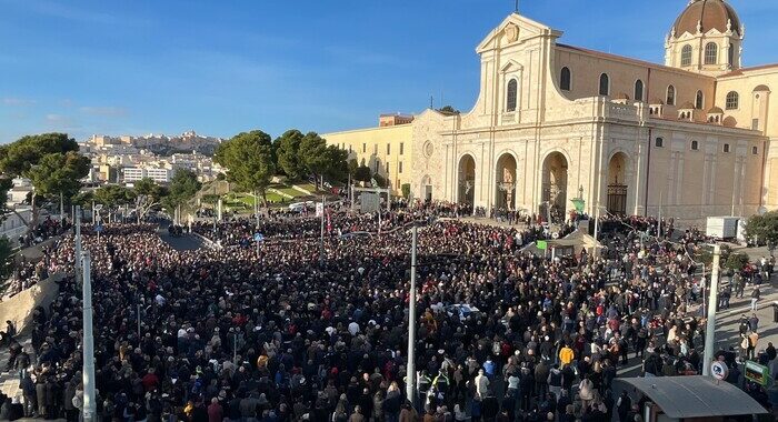 Riva, 30amila persone davanti a Bonaria per funerale