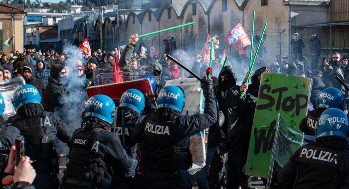 Scontri corteo Vicenza, cariche e idranti contro centri sociali