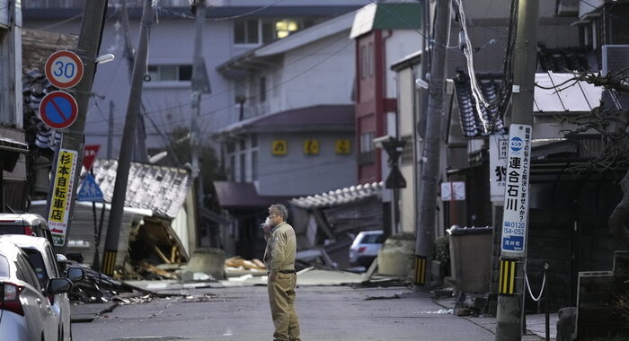 Sisma in Giappone: bilancio dei dispersi sale a 242, 92 i morti