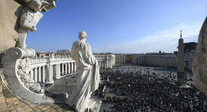 Tenta di entrare a San Pietro con coltello, arrestato