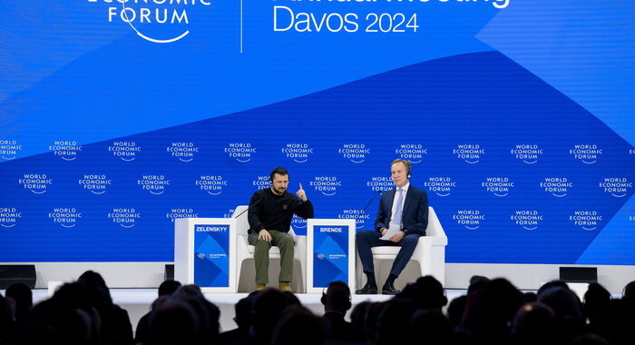 Zelensky a Davos, ‘dobbiamo ottenere superiorità aerea’