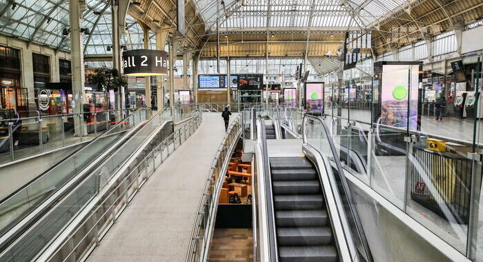 Accoltella tre persone alla stazione di Parigi, arrestato