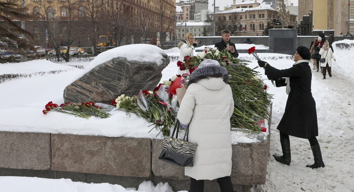 Ancora fiori per Navalny davanti al Muro del Dolore di Mosca