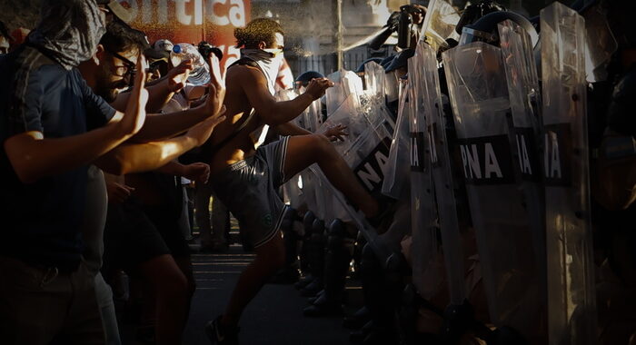 Argentina: scontri polizia-manifestanti, intervento deputati