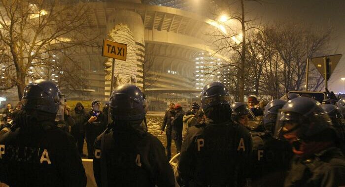 Bombe carta contro polizia, 50 interisti in questura