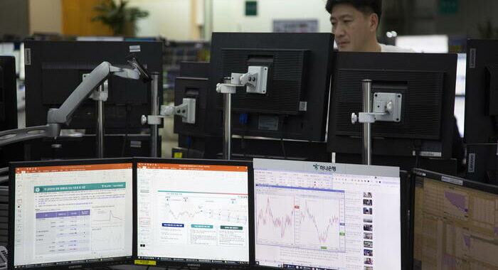 Borsa: l’Asia chiude in contrastata, soffre la Cina