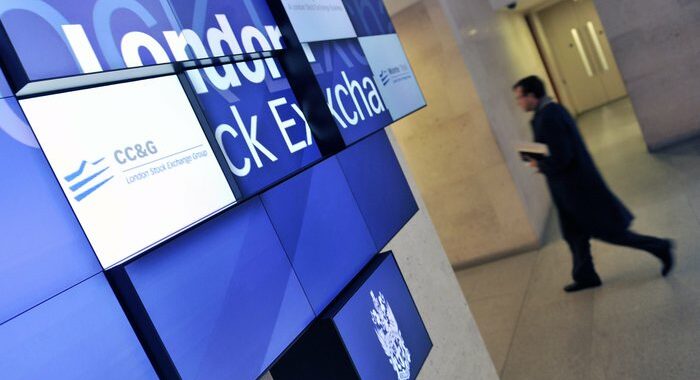 Borsa: l’Europa fiacca attende Wall Street, Milano +0,3%