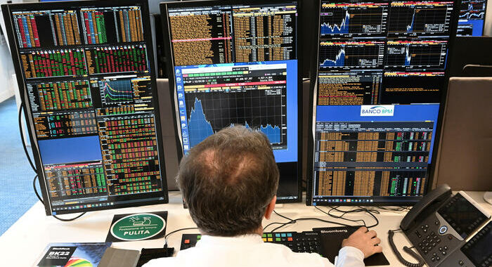 Borsa: Milano riduce il rialzo iniziale, in luce Stellantis