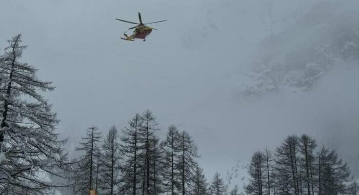 Cade da un salto di roccia, morto sciatore a Courmayeur