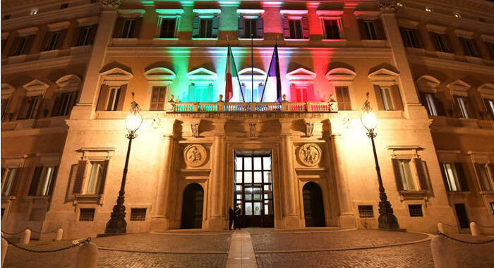 Camera illuminata dal tricolore nel giorno del ricordo