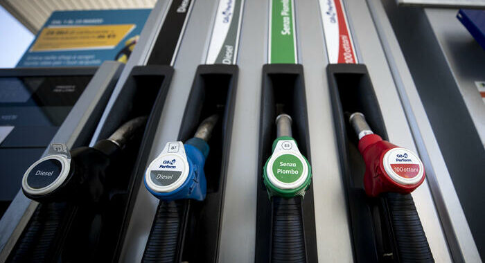 Carburanti in risalita, benzina self a 1,826 euro al litro
