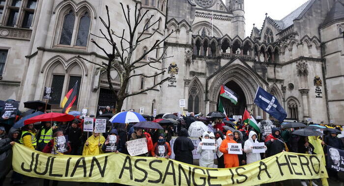 Concluso l’appello finale per Assange ma slitta il verdetto