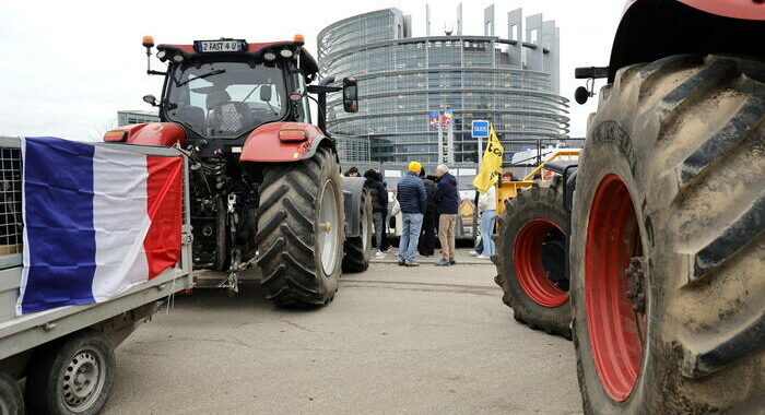 I trattori bloccano ingresso dell’Eurocamera a Strasburgo