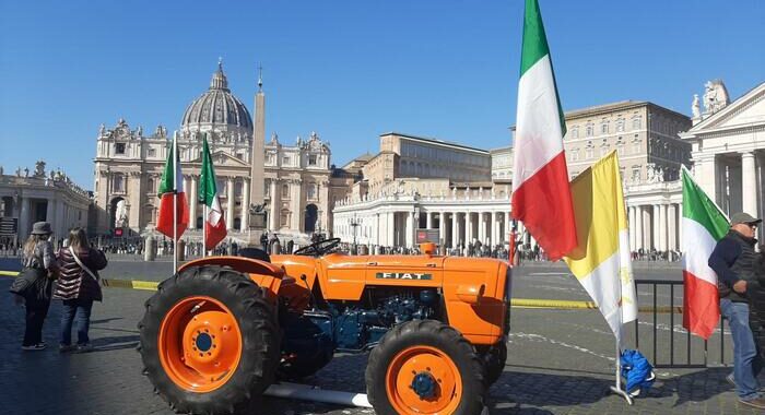 Il Papa saluta gli agricoltori presenti a San Pietro