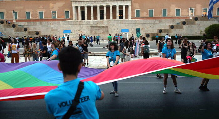 Il Parlamento greco approva la legge sul matrimonio civile gay