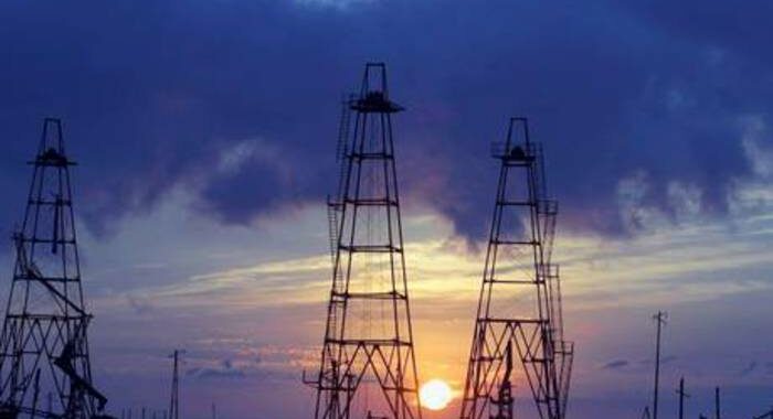 Il petrolio è in rialzo con il Wti a 74,1 dollari