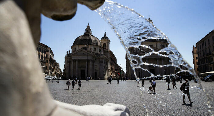 Imbrattata la fontana di Piazza del popolo a Roma