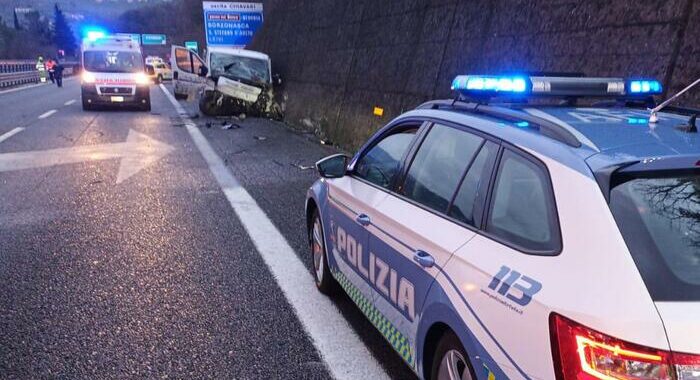 Incidente in A12, morto un operaio, sei feriti