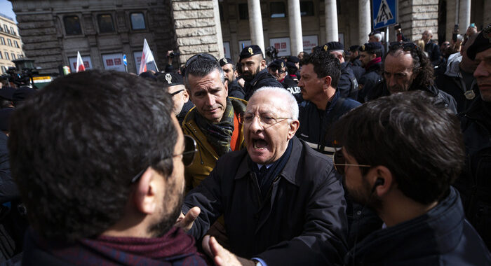 “Lavori anzichè manifestare”.Botta e risposta Meloni-De Luca