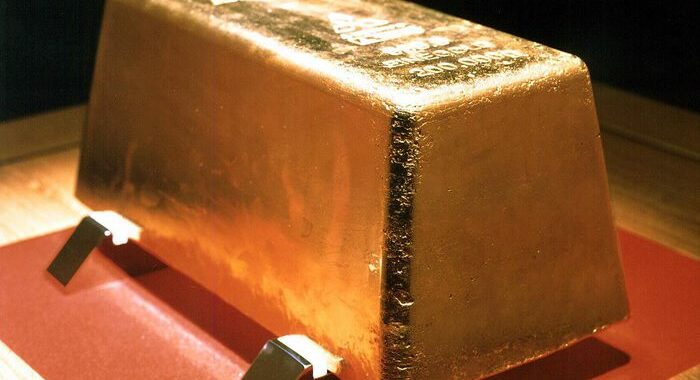 L’oro sale a 2.055,47 dollari, pesano timori per banche Usa