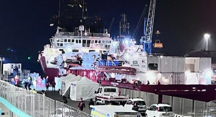 Migranti: Ocean Viking con 71 a bordo arrivata a Livorno