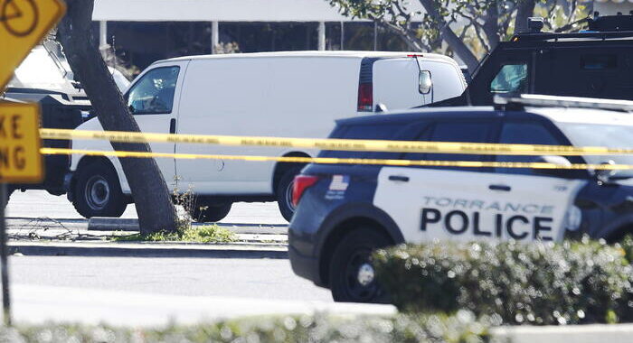 Minaccia polizia Los Angeles con forchetta di plastica, ucciso