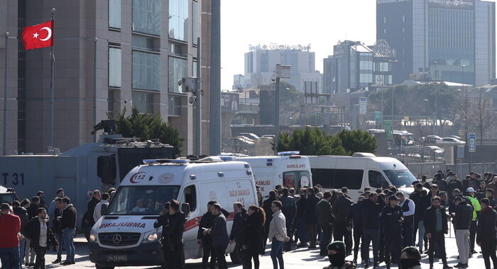 Morto uno dei feriti durante l’attacco a Istanbul