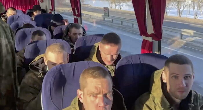 Mosca annuncia uno scambio di 100 prigionieri con Kiev