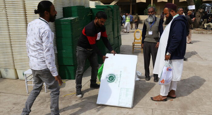 Pakistan: alla vigilia del voto 27 morti in due esplosioni